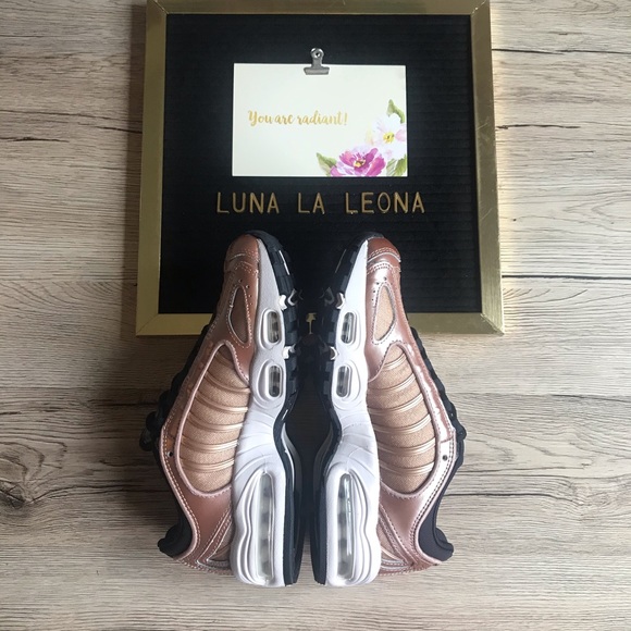 NEW Nike Air Max Tailwind IV Sneakers, CT1184-900, size 7 Women - Picture 10 of 13